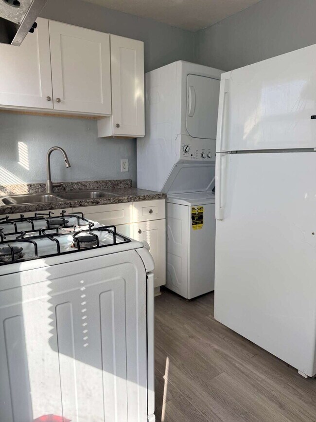 Building Photo - Well located One bed/One bath with in Unit Laundry