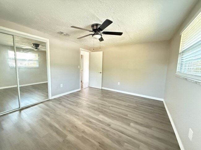 Building Photo - 2 Bedroom 1 Bath Duplex with Washer/Dryer!...