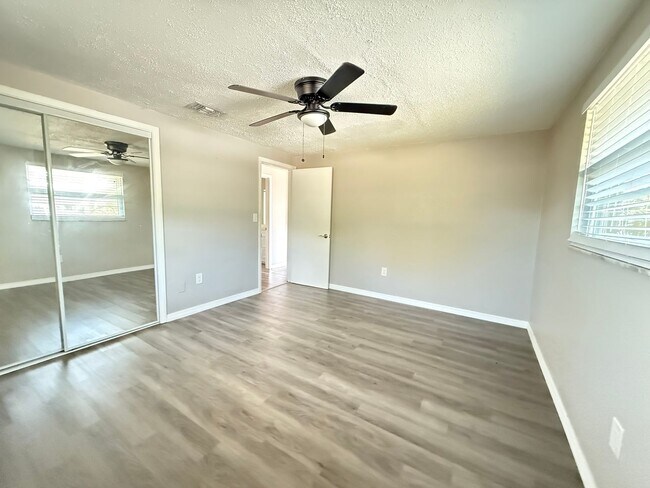 Building Photo - 350LBV