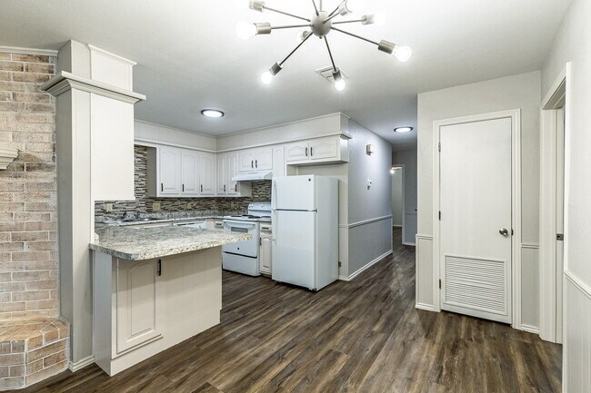 Building Photo - Sleek South Loop Duplex | Updated 2-bed with Garage