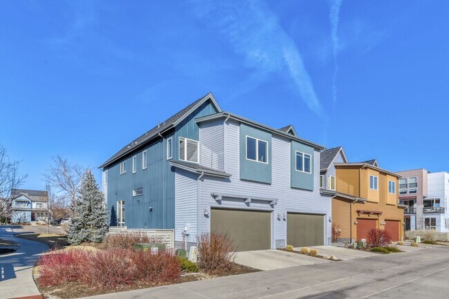 Building Photo - Bright Contemporary 3 Bedroom 2 Bath - August 1st!