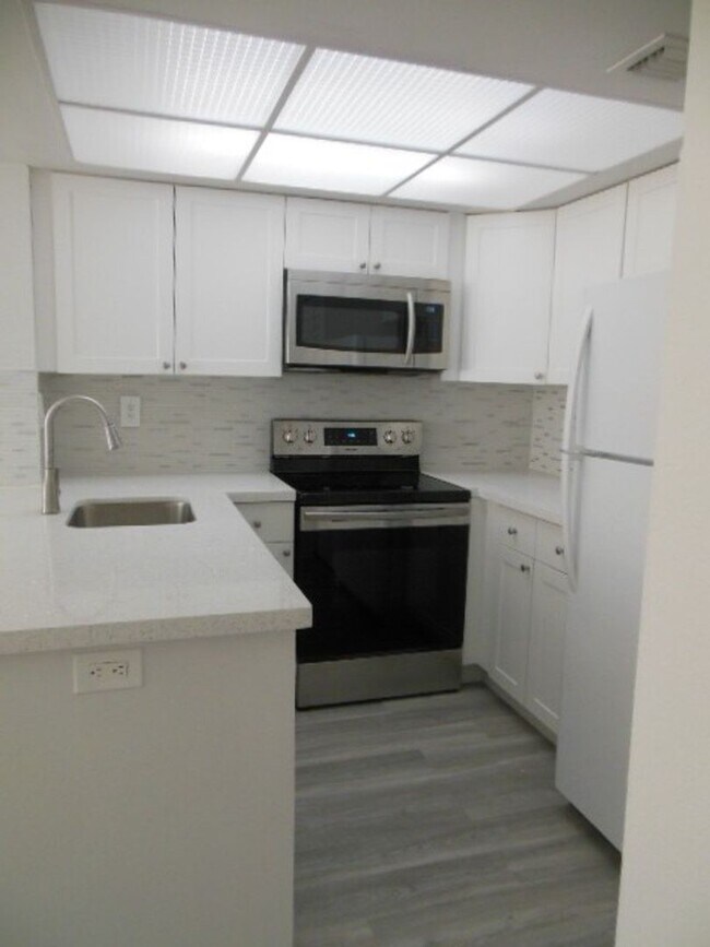 Building Photo - ONE BEDROOM ONE BATHROOM! WATERFRONT COMMUNITY!