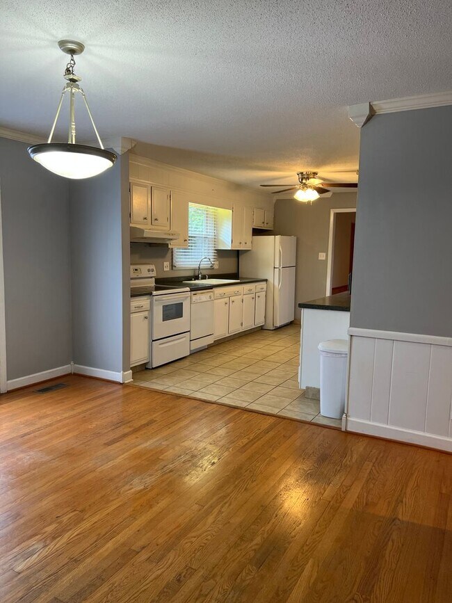 Building Photo - Knoxville 37921 - 3 bedroom 1.5 bath home - call Adam Sharp 865-254-0980
