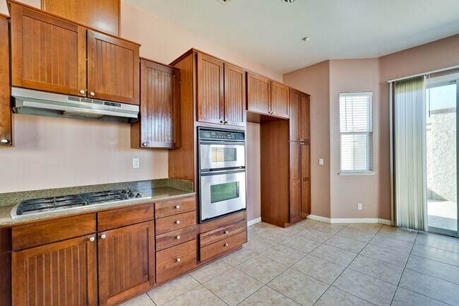 Building Photo - Spacious 3 Bedroom, 2 Bathroom Home with D...