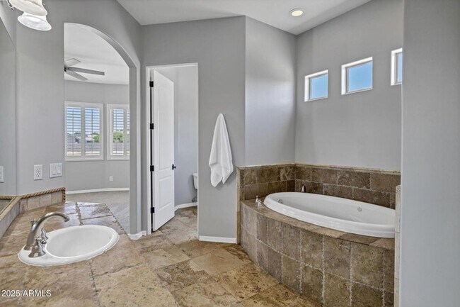 Building Photo - Gilbert 4 Bed & 3 Bath on HUGE LOT - Acre+...