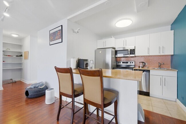 Building Photo - 4343 N Clarendon Ave