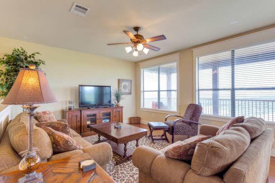 Building Photo - 17932 Edgewood Way