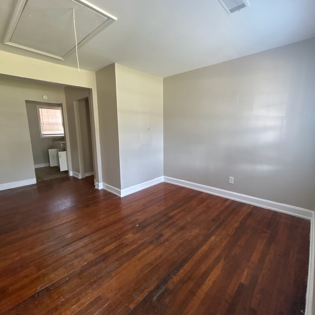 Building Photo - Freshly Renovated 2-Bedroom apartment! - H...