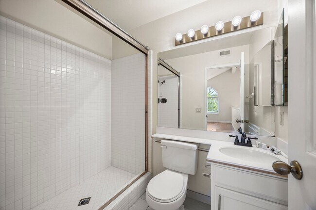 Building Photo - Beautiful Updated Corner Lot 3 Bed 3 Bath ...