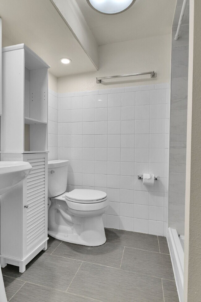 Building Photo - 3 Bedroom 2 Bathroom Home Available August 7th!