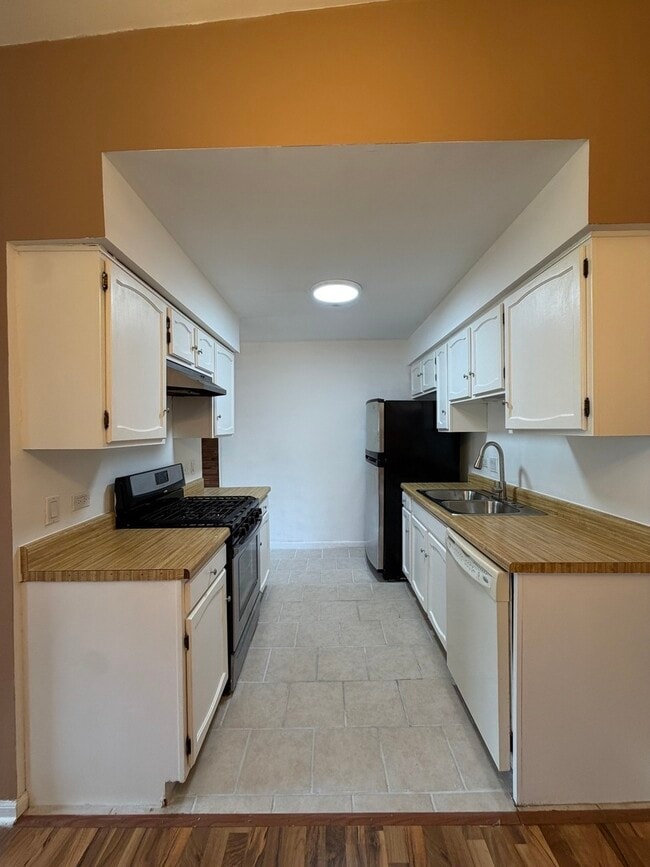 Building Photo - 301 Cherrywood Ct