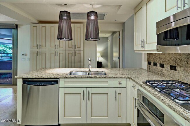 Building Photo - 7117 E Rancho Vista Dr