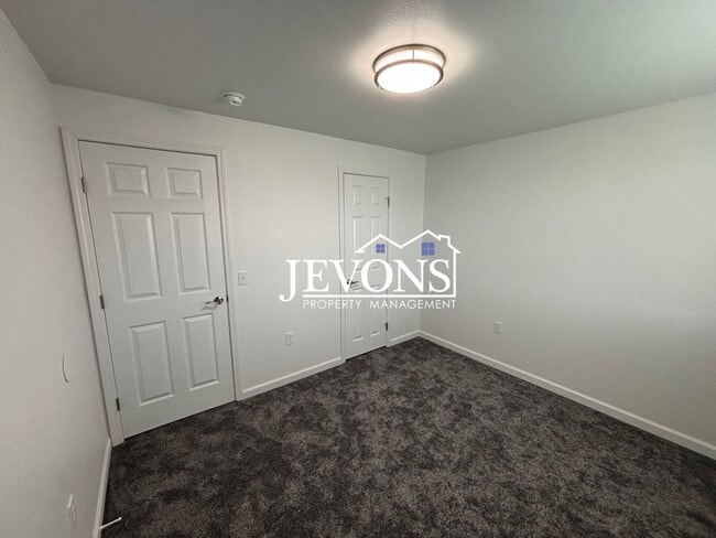 Building Photo - $500 Rent Credit - Charming 4-bedroom home with laundry and full kitchen, located near WA-17 and ...