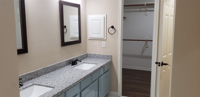 Building Photo - 3839 Landon Park Dr