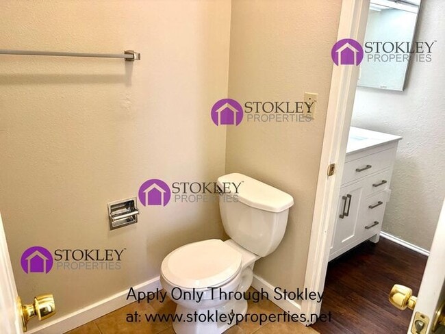 Building Photo - 27 Oak Brook Pl