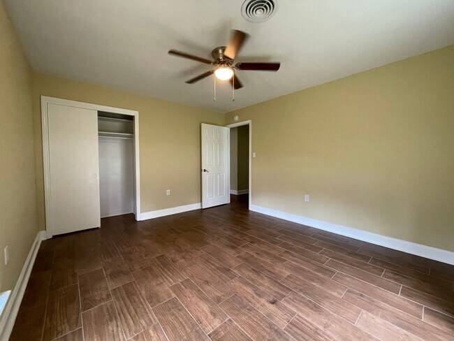 Building Photo - 334 Country Club Blvd
