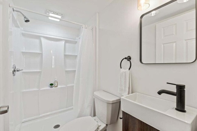 Building Photo - Move-In Ready! Updated Biddeford 3BR/2BA H...