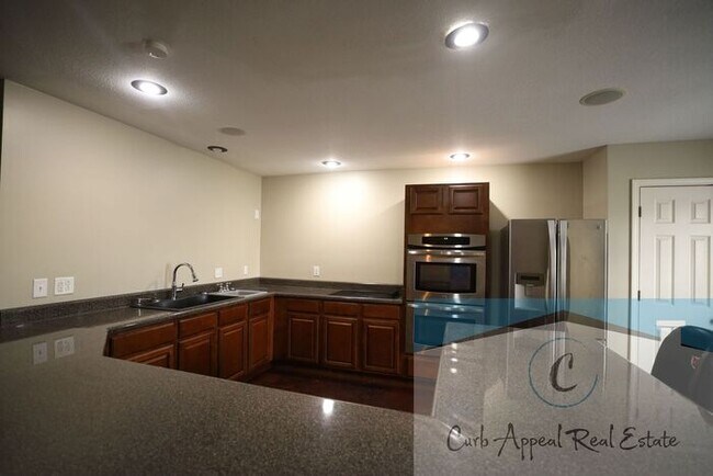 Building Photo - Internet included!! Spacious 1 bed /1 full bath apt - includes washer/dryer