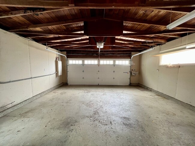 Building Photo - Spacious 4-Bed / 2-Bath Rancher near Linda Mar Beach