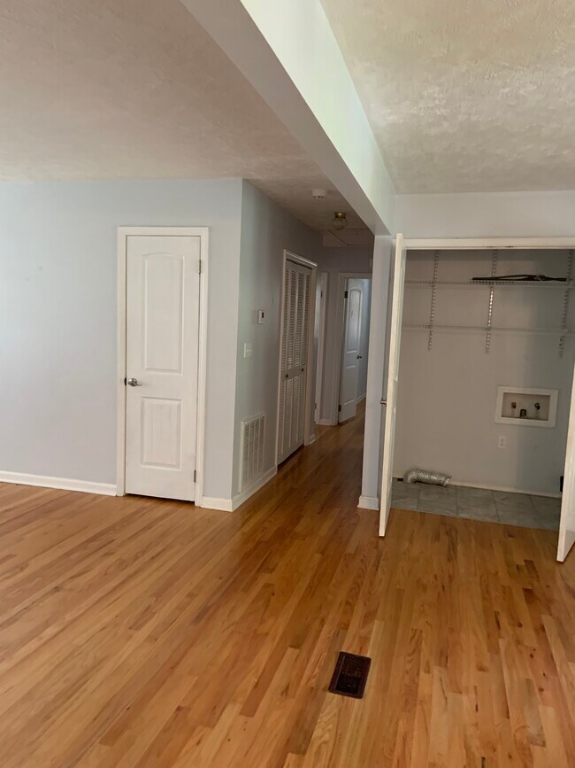 Building Photo - 302 W Robinson Ave