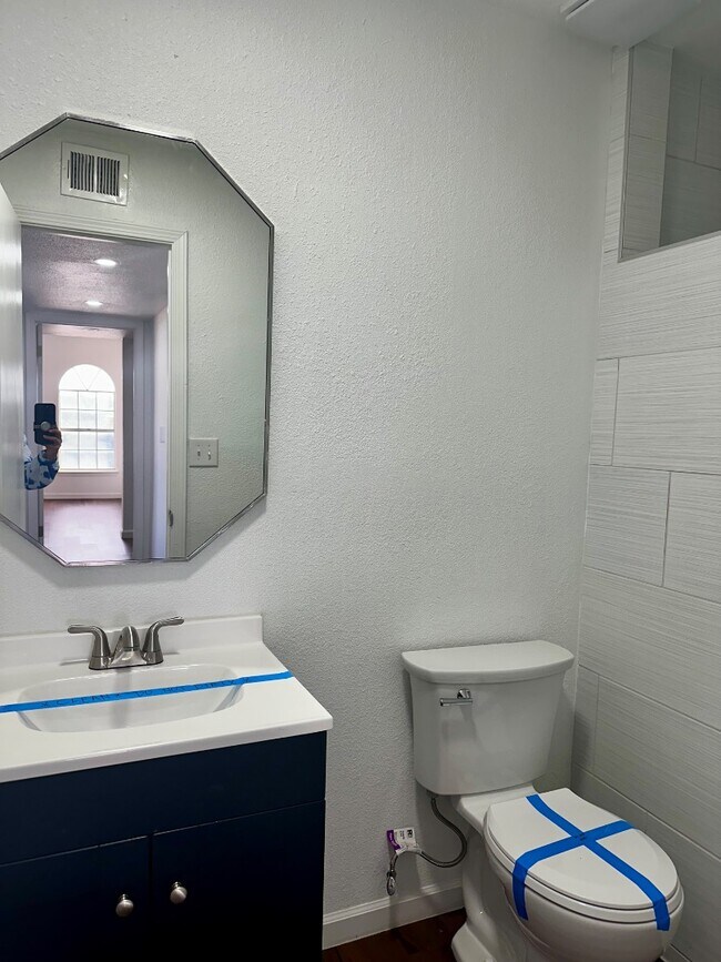 Building Photo - 704 Espolon Dr