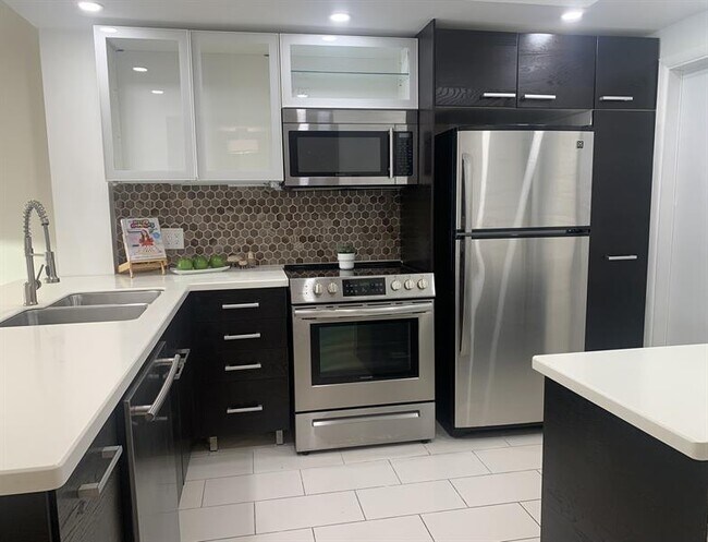 Building Photo - 2801 N Palm Aire Dr