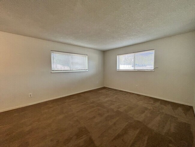 Building Photo - 140 E Highline Cir