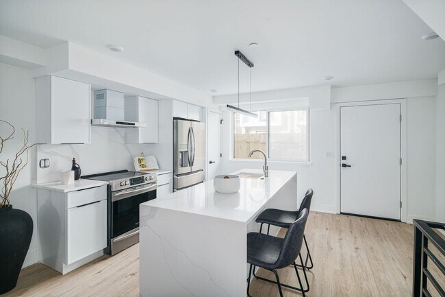 Building Photo - Brand New Luxury Townhouses