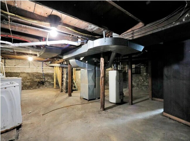 Building Photo - 405 E Hodge Ave