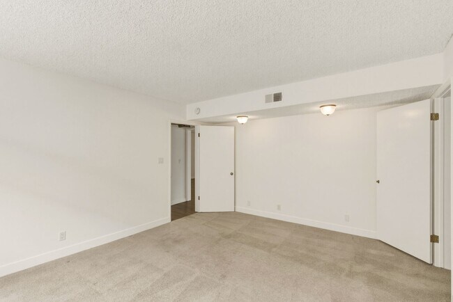 Building Photo - HUGE 2 bed 2 bath in Prime Santa Monica!
