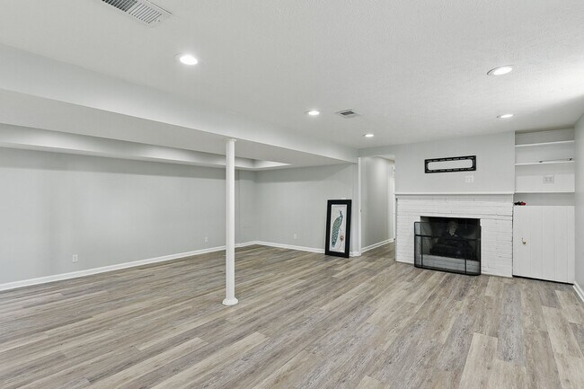 Building Photo - Spacious 4-Bedroom Home for Rent in Desira...