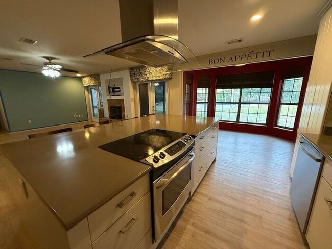 Building Photo - Pensacola - 32526- 4 bedroom, 2 bathroom - pool and lawn care included