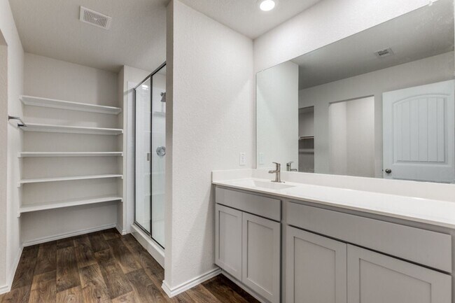 Building Photo - 250 Granary Dr