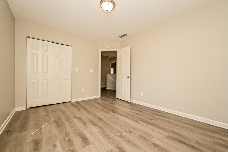 Building Photo - 2009 Farm Hill Ct