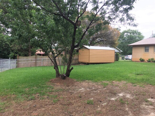 Building Photo - Charming 3 Bedroom, 2 Bath with Sunroom