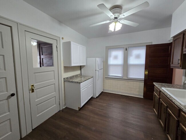 Building Photo - Charming 3-Bed Home in Bayview!  With 2 Car Garage!!  Pets Welcome!