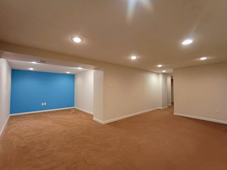 Building Photo - 235 Hemlock St