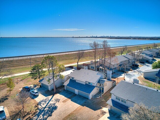 Building Photo - Mid-Term Rental