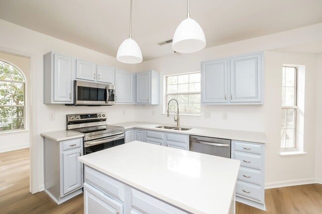 Building Photo - Stunning 3-bedroom, 2.5-bathroom home located in desirable Mt. Pleasant, SC