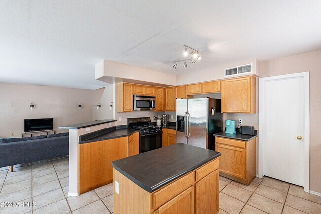 Building Photo - 822 E Ross Ave