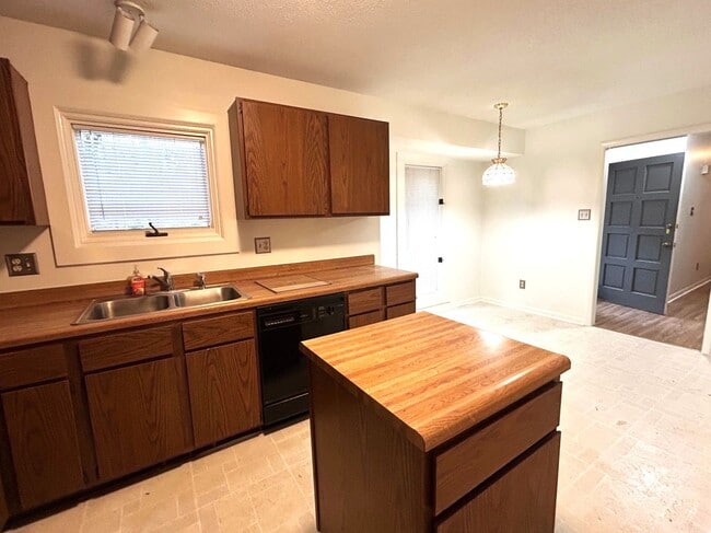 Building Photo - Free Rent Offer! Charming 3BD/2BA Ranch home in North Raleigh with fenced yard and quiet neighbor...