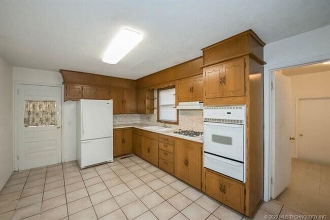 Building Photo - Well maintained 3 bedroom on double corner...
