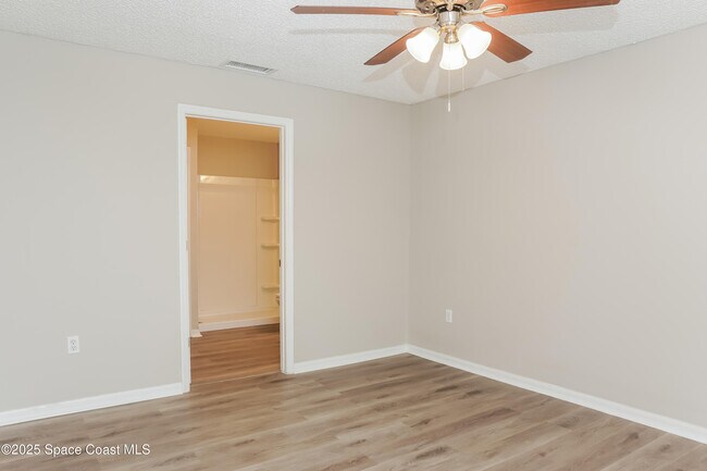 Building Photo - 430 Almansa St NE