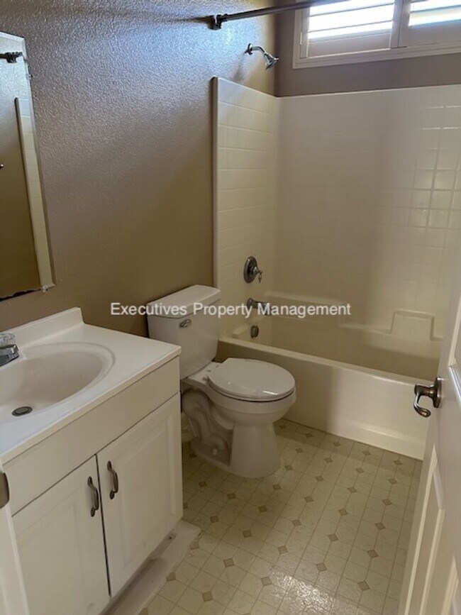 Building Photo - 518 Barclay Way