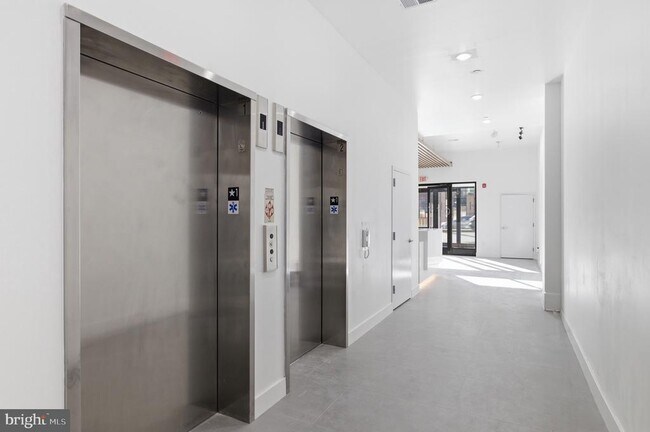 Building Photo - 915 N Broad St