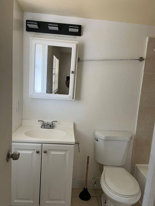 Building Photo - ONE BEDROOM APT FOR RENT IN OAKLAND PARK