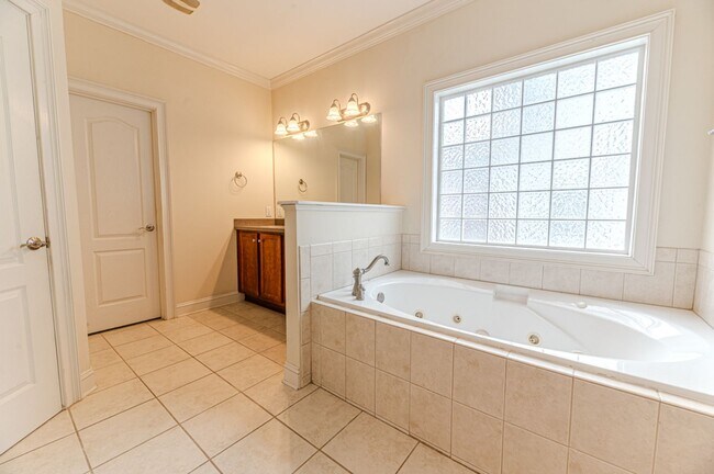 Building Photo - Perfectly Located 4-Bedroom Home Minutes from I-295, Hope Mills & Fort Bragg!