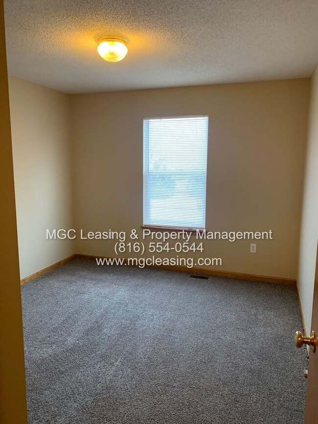 Building Photo - A Bright, Comfortable Split-Level Home in a Convenient Raymore Location