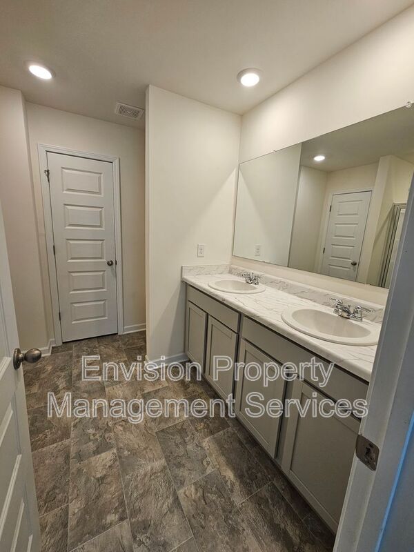 Building Photo - 611 Dairy Dr