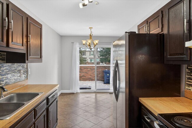 Building Photo - 41070 Southwind Dr